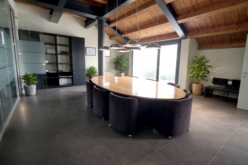 Scopri un'opportunità unica di affittare un ampio ufficio situato nel cuore della zona Vicenza Ov...