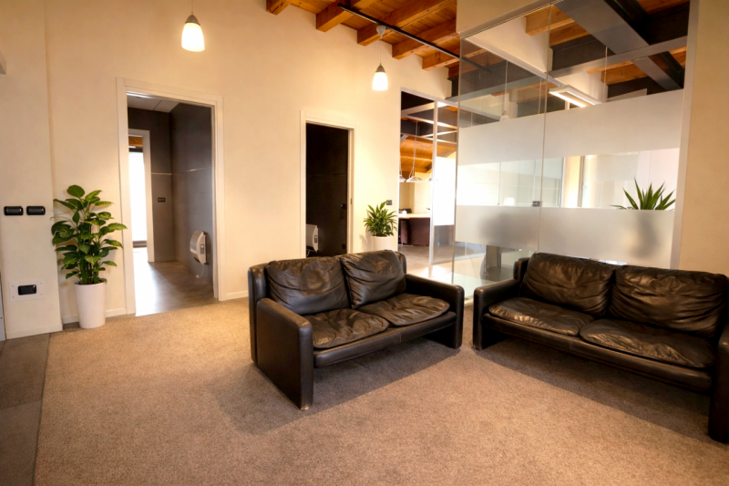 Scopri un'opportunità unica di affittare un ampio ufficio situato nel cuore della zona Vicenza Ov...