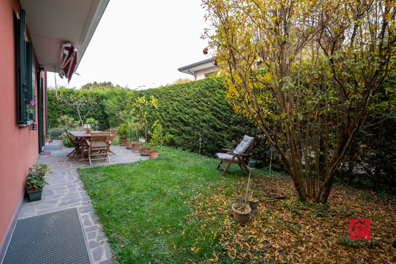 Splendida villa trifamiliare di recente costruzione inserita in esclusivo quartiere residenziale,...