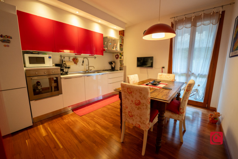 Splendida villa trifamiliare di recente costruzione inserita in esclusivo quartiere residenziale,...