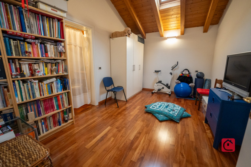 Splendida villa trifamiliare di recente costruzione inserita in esclusivo quartiere residenziale,...