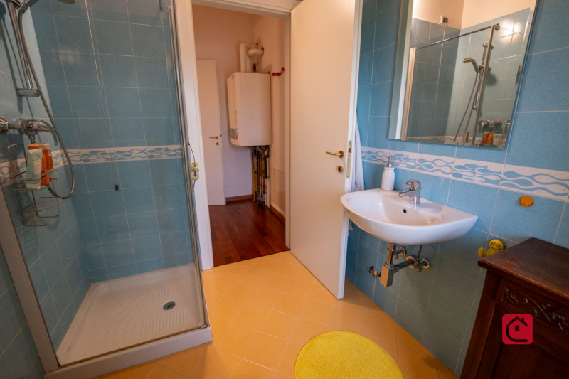 Splendida villa trifamiliare di recente costruzione inserita in esclusivo quartiere residenziale,...