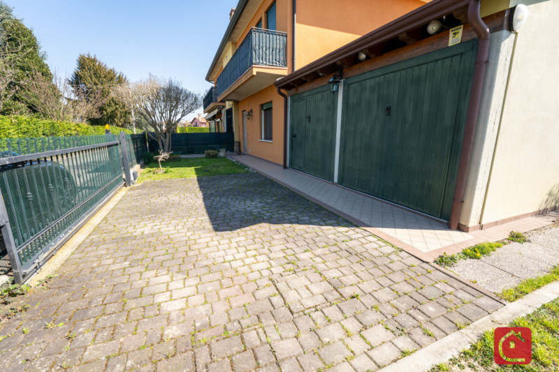 Introvabile appartamento con giardino ed ingresso indipendente in palazzina di sole 4 unità abita...