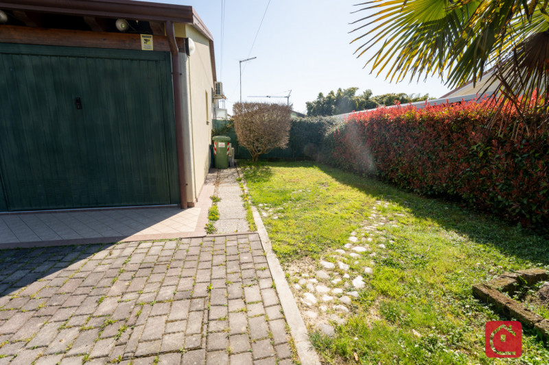 Introvabile appartamento con giardino ed ingresso indipendente in palazzina di sole 4 unità abita...
