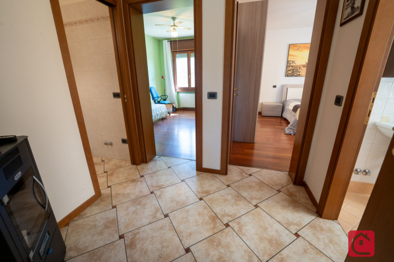 Introvabile appartamento con giardino ed ingresso indipendente in palazzina di sole 4 unità abita...