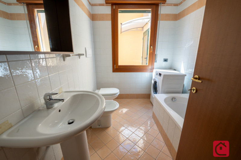 Introvabile appartamento con giardino ed ingresso indipendente in palazzina di sole 4 unità abita...