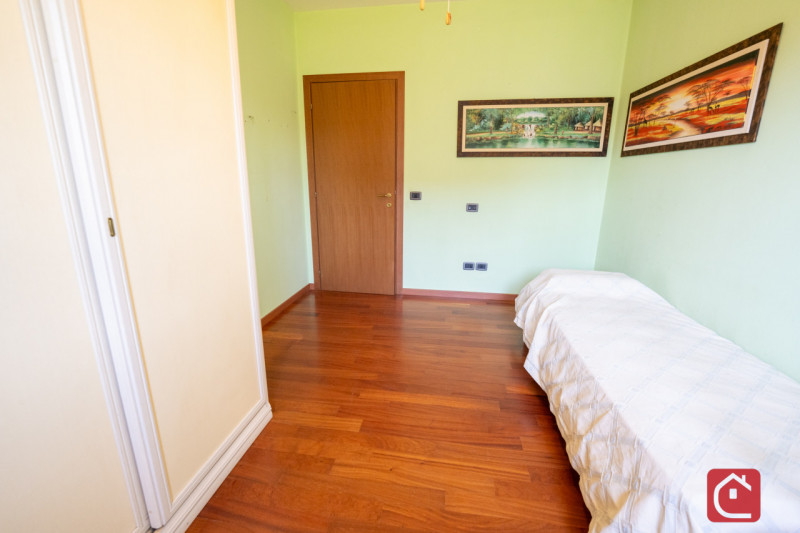 Introvabile appartamento con giardino ed ingresso indipendente in palazzina di sole 4 unità abita...