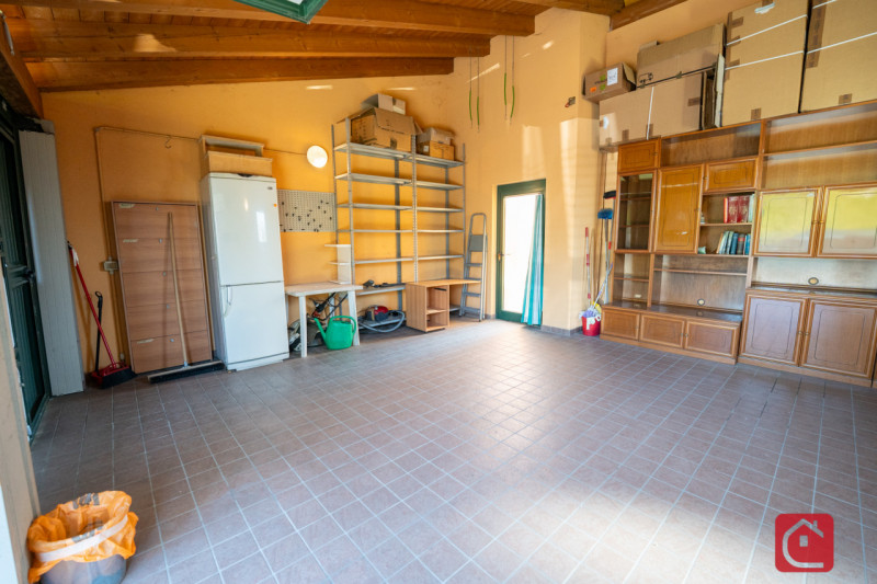 Introvabile appartamento con giardino ed ingresso indipendente in palazzina di sole 4 unità abita...