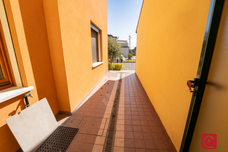 Introvabile appartamento con giardino ed ingresso indipendente in palazzina di sole 4 unità abita...