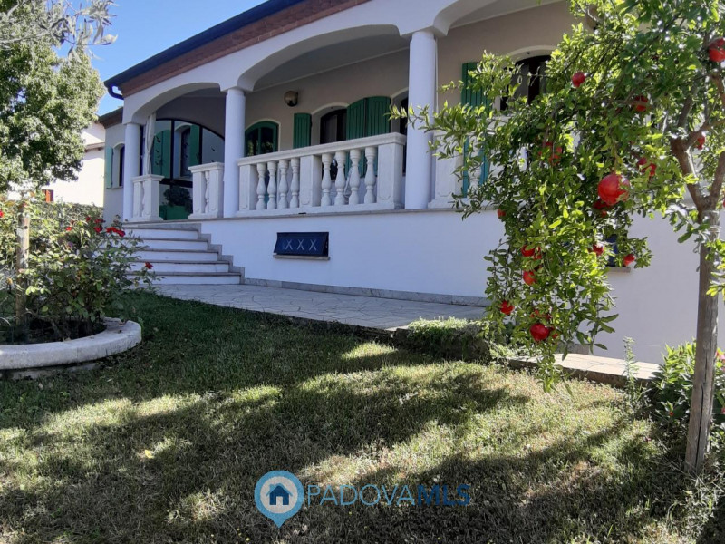 BAONE VENDESI VILLA SINGOLA CON GIARDINO

Immobile in esclusiva al Gruppo Padova MLS

Nel suggest...