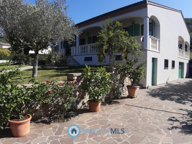 BAONE VENDESI VILLA SINGOLA CON GIARDINO

Immobile in esclusiva al Gruppo Padova MLS

Nel suggest...