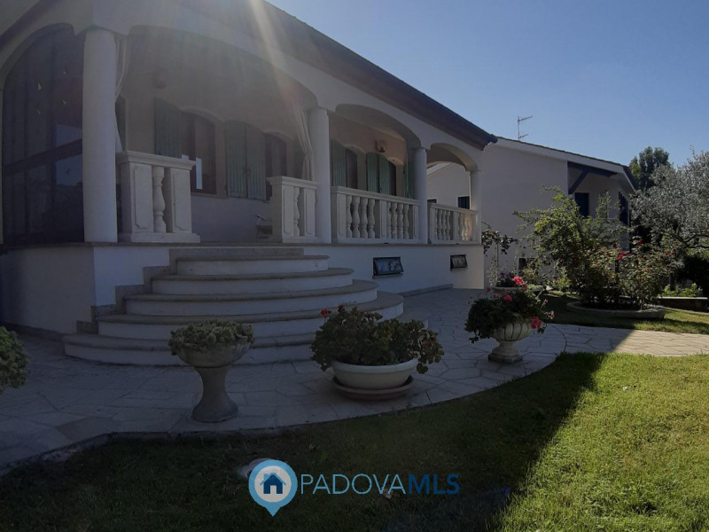 BAONE VENDESI VILLA SINGOLA CON GIARDINO

Immobile in esclusiva al Gruppo Padova MLS

Nel suggest...