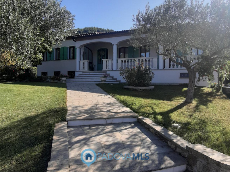 BAONE VENDESI VILLA SINGOLA CON GIARDINO

Immobile in esclusiva al Gruppo Padova MLS

Nel suggest...