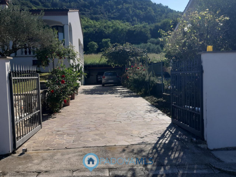 BAONE VENDESI VILLA SINGOLA CON GIARDINO

Immobile in esclusiva al Gruppo Padova MLS

Nel suggest...