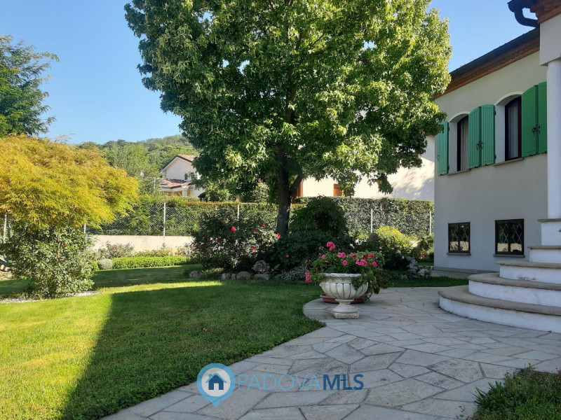BAONE VENDESI VILLA SINGOLA CON GIARDINO

Immobile in esclusiva al Gruppo Padova MLS

Nel suggest...