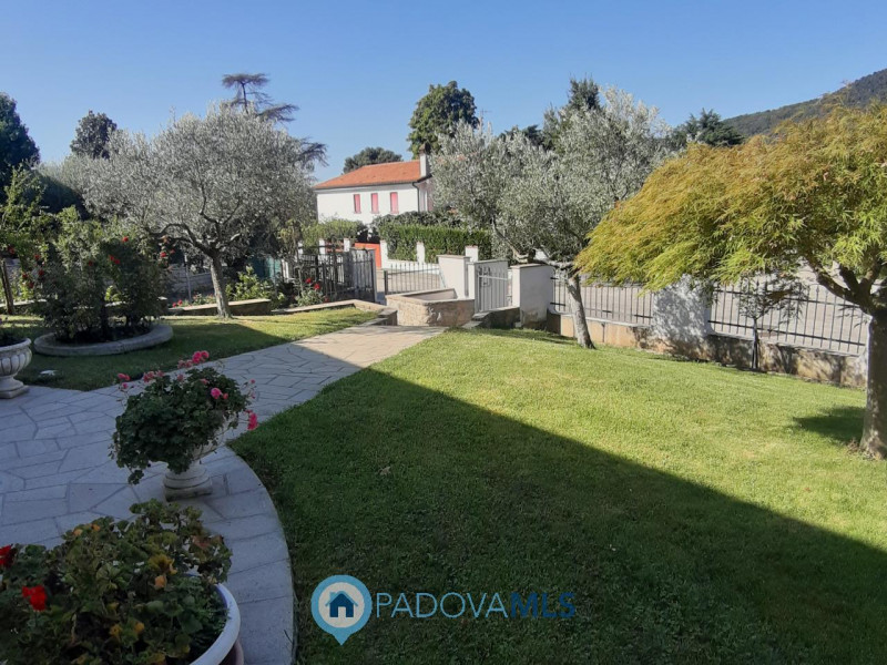 BAONE VENDESI VILLA SINGOLA CON GIARDINO

Immobile in esclusiva al Gruppo Padova MLS

Nel suggest...