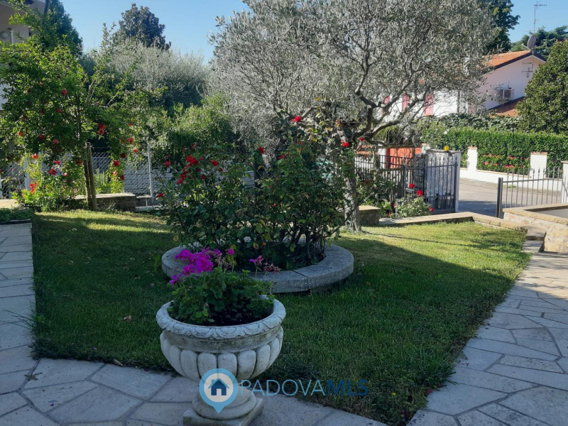 BAONE VENDESI VILLA SINGOLA CON GIARDINO

Immobile in esclusiva al Gruppo Padova MLS

Nel suggest...