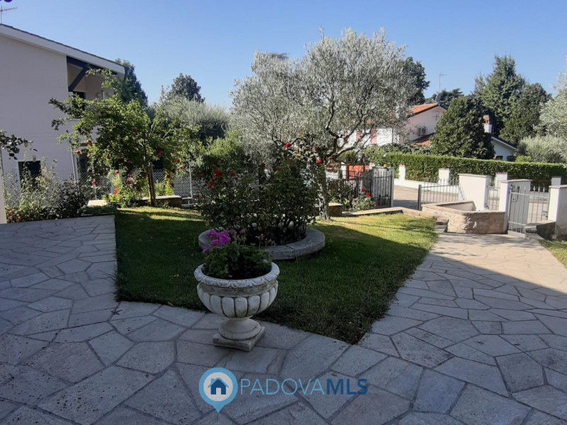 BAONE VENDESI VILLA SINGOLA CON GIARDINO

Immobile in esclusiva al Gruppo Padova MLS

Nel suggest...