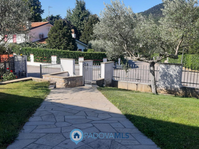 BAONE VENDESI VILLA SINGOLA CON GIARDINO

Immobile in esclusiva al Gruppo Padova MLS

Nel suggest...