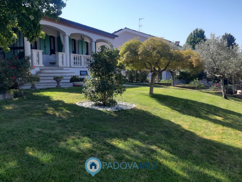 BAONE VENDESI VILLA SINGOLA CON GIARDINO

Immobile in esclusiva al Gruppo Padova MLS

Nel suggest...