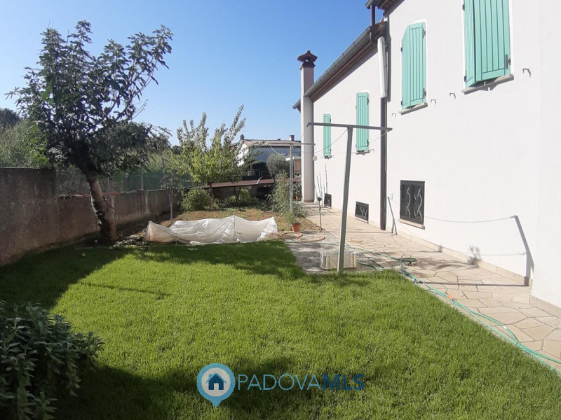 BAONE VENDESI VILLA SINGOLA CON GIARDINO

Immobile in esclusiva al Gruppo Padova MLS

Nel suggest...