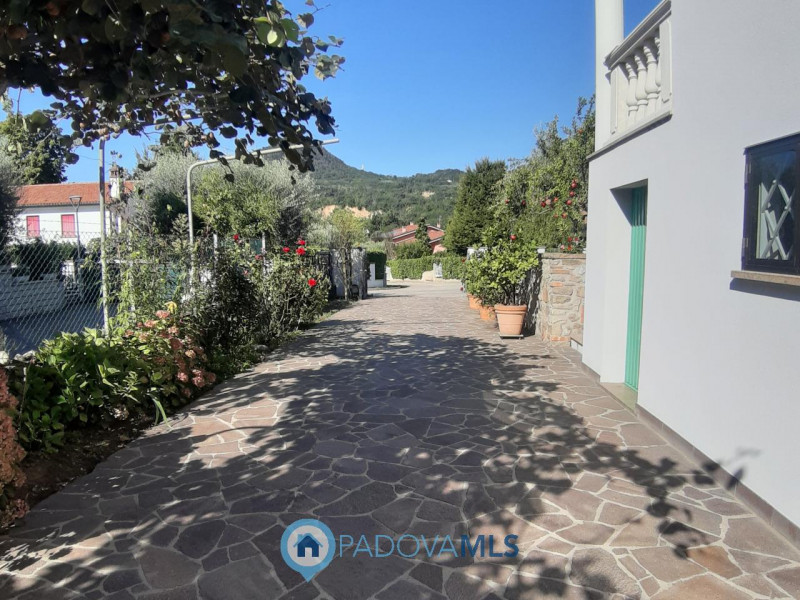 BAONE VENDESI VILLA SINGOLA CON GIARDINO

Immobile in esclusiva al Gruppo Padova MLS

Nel suggest...