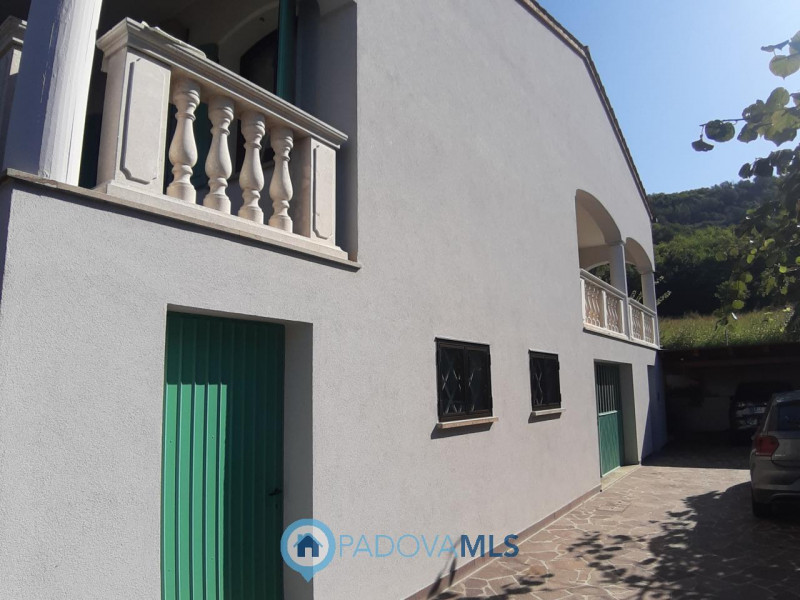 BAONE VENDESI VILLA SINGOLA CON GIARDINO

Immobile in esclusiva al Gruppo Padova MLS

Nel suggest...