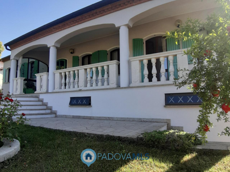 BAONE VENDESI VILLA SINGOLA CON GIARDINO

Immobile in esclusiva al Gruppo Padova MLS

Nel suggest...