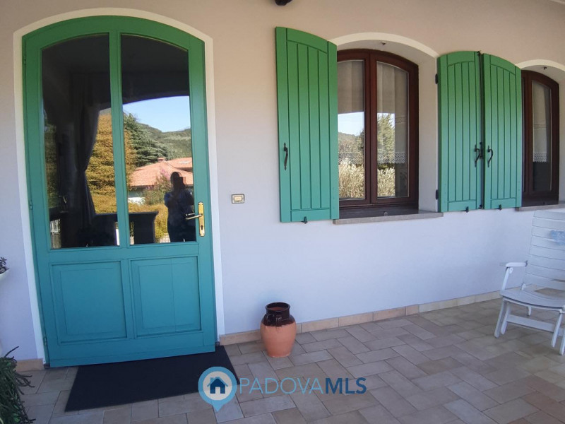 BAONE VENDESI VILLA SINGOLA CON GIARDINO

Immobile in esclusiva al Gruppo Padova MLS

Nel suggest...