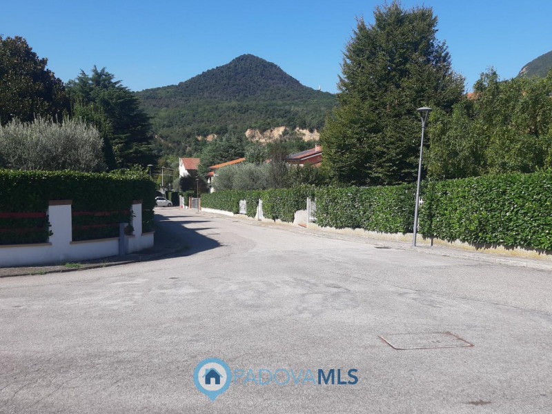 BAONE VENDESI VILLA SINGOLA CON GIARDINO

Immobile in esclusiva al Gruppo Padova MLS

Nel suggest...