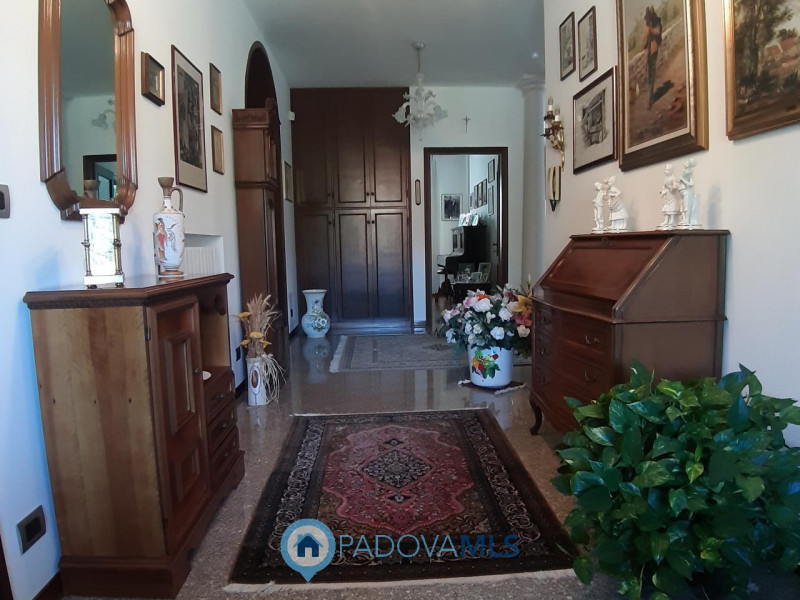BAONE VENDESI VILLA SINGOLA CON GIARDINO

Immobile in esclusiva al Gruppo Padova MLS

Nel suggest...