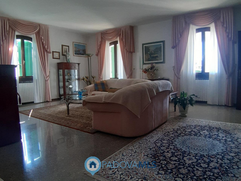 BAONE VENDESI VILLA SINGOLA CON GIARDINO

Immobile in esclusiva al Gruppo Padova MLS

Nel suggest...