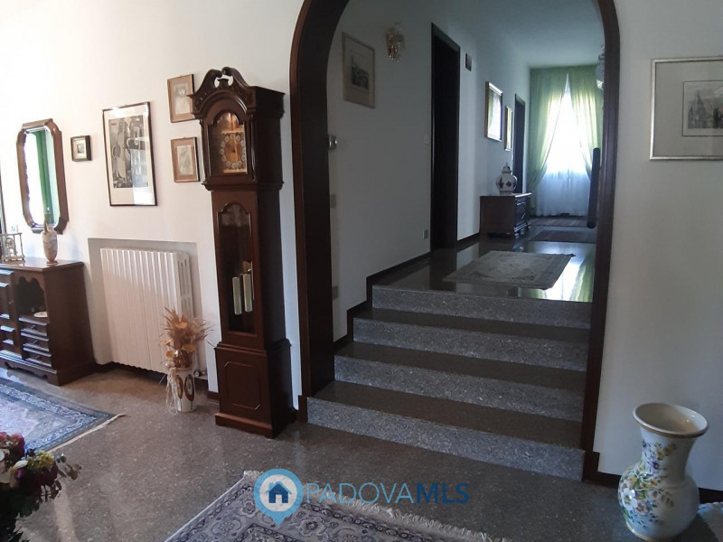 BAONE VENDESI VILLA SINGOLA CON GIARDINO

Immobile in esclusiva al Gruppo Padova MLS

Nel suggest...