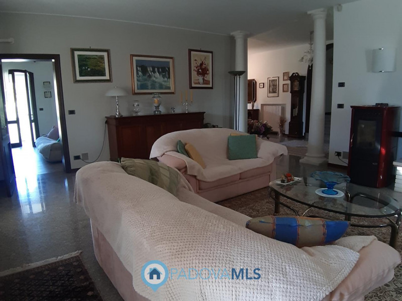 BAONE VENDESI VILLA SINGOLA CON GIARDINO

Immobile in esclusiva al Gruppo Padova MLS

Nel suggest...