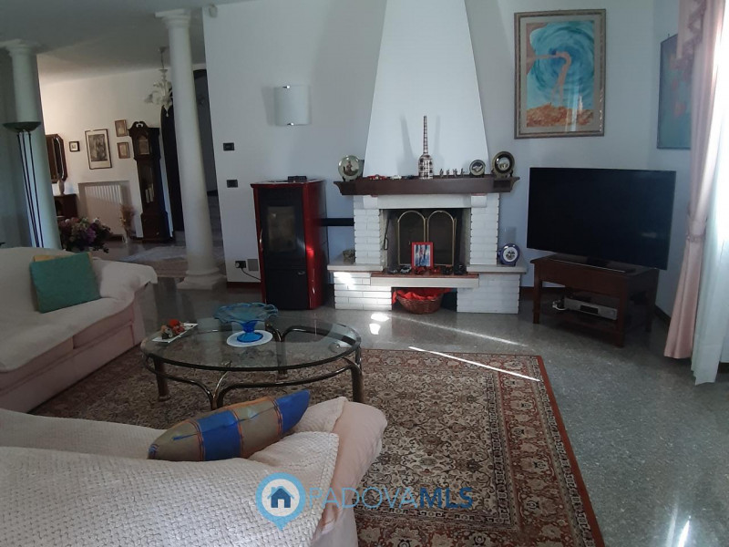 BAONE VENDESI VILLA SINGOLA CON GIARDINO

Immobile in esclusiva al Gruppo Padova MLS

Nel suggest...