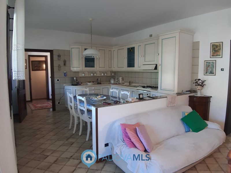 BAONE VENDESI VILLA SINGOLA CON GIARDINO

Immobile in esclusiva al Gruppo Padova MLS

Nel suggest...