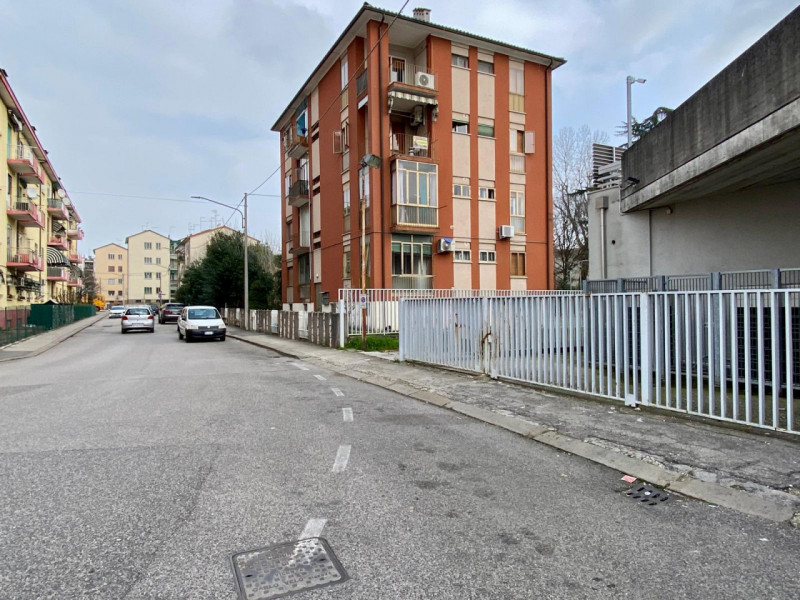 San Pio X. Ci troviamo in un quartiere estremamente ben servito e a poca distanza dal centro dell...