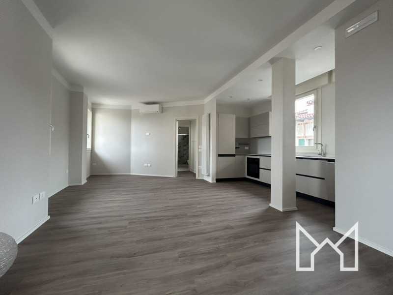 BASSANO- Situato nel pieno centro storico, in una delle vie principali, proponiamo bicamere al se...