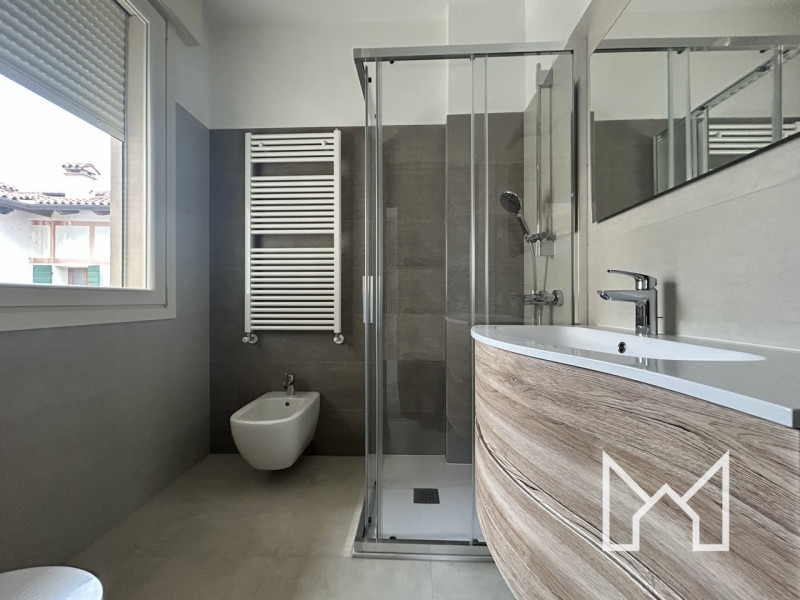 BASSANO- Situato nel pieno centro storico, in una delle vie principali, proponiamo bicamere al se...