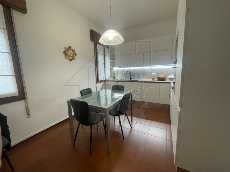 Proponiamo in vendita ad Ospedaletto Euganeo abitazione su due livelli, comoda ai servizi princip...