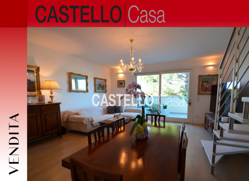 Scopri questo splendido attico in vendita nella tranquilla frazione di Resana, situato all'intern...