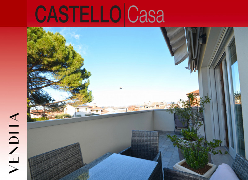 Scopri questo splendido attico in vendita nella tranquilla frazione di Resana, situato all'intern...