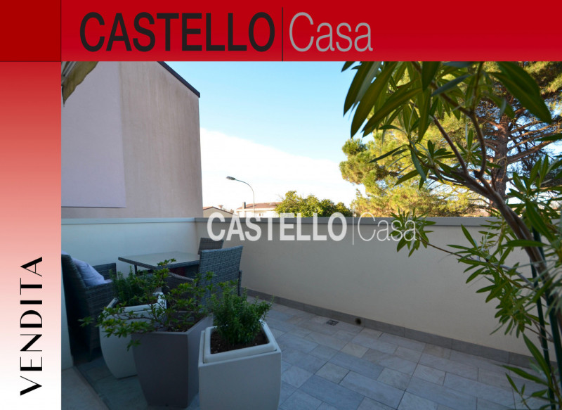 Scopri questo splendido attico in vendita nella tranquilla frazione di Resana, situato all'intern...