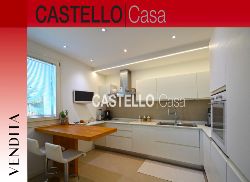 Scopri questo splendido attico in vendita nella tranquilla frazione di Resana, situato all'intern...