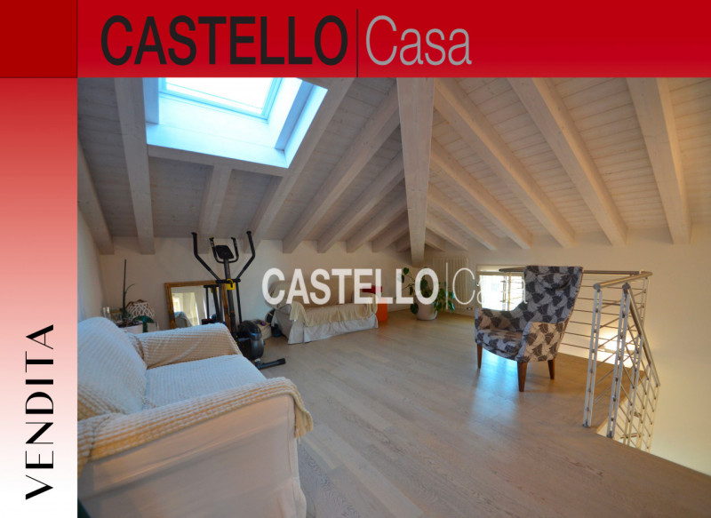 Scopri questo splendido attico in vendita nella tranquilla frazione di Resana, situato all'intern...