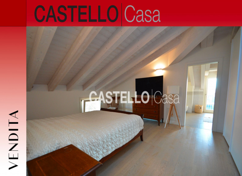 Scopri questo splendido attico in vendita nella tranquilla frazione di Resana, situato all'intern...