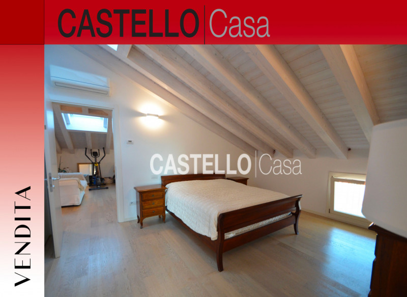 Scopri questo splendido attico in vendita nella tranquilla frazione di Resana, situato all'intern...