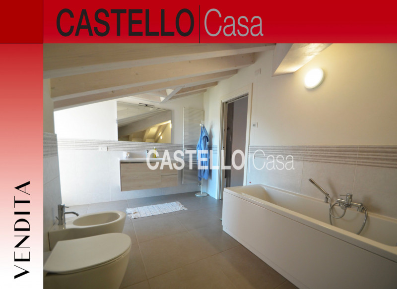 Scopri questo splendido attico in vendita nella tranquilla frazione di Resana, situato all'intern...