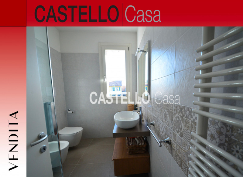 Scopri questo splendido attico in vendita nella tranquilla frazione di Resana, situato all'intern...