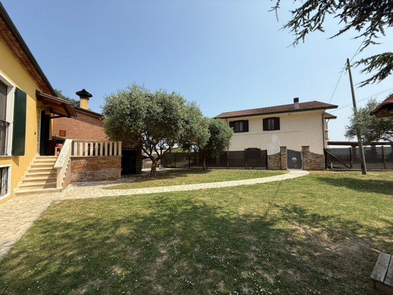 ALB385;Situato in una posizione privilegiata, questo splendido rustico terra-cielo è stato oggett...